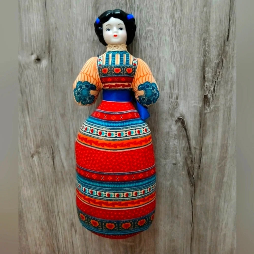Vintage Avon American  Heirloom Porcelain Maiden Doll Circa 1981